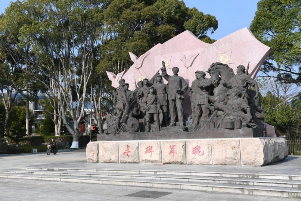 古田會議紀念館前的“豐碑軍魂”雕塑群（ 2021年1月25日攝）。新華社記者林善傳攝